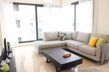 Modern 3 Bed 3 Bath Apt w Sea View - image 4