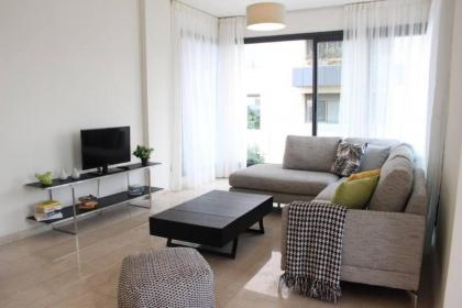 Modern 3 Bed 3 Bath Apt w Sea View - image 5