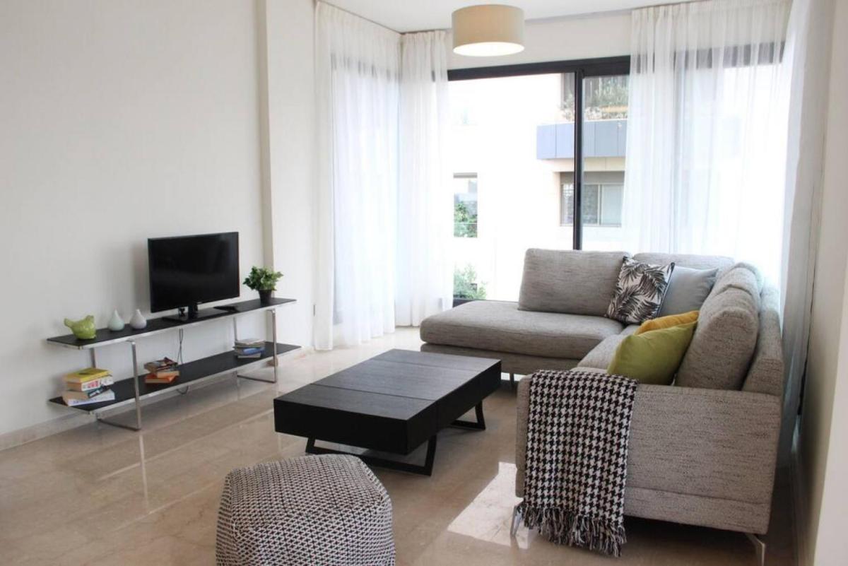 Modern 3 Bed 3 Bath Apt w Sea View - image 5