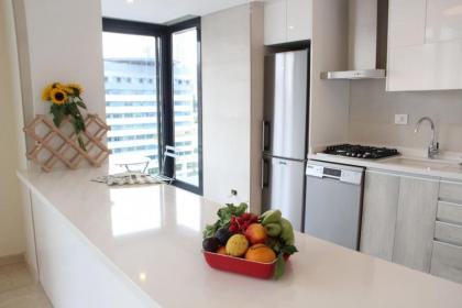 Modern 3 Bed 3 Bath Apt w Sea View - image 8