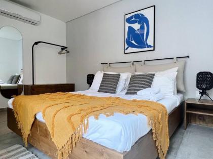 Dreamy 3BR Penthouse w a Super Terrace - image 14