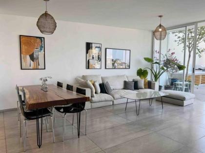 Dreamy 3BR Penthouse w a Super Terrace - image 6