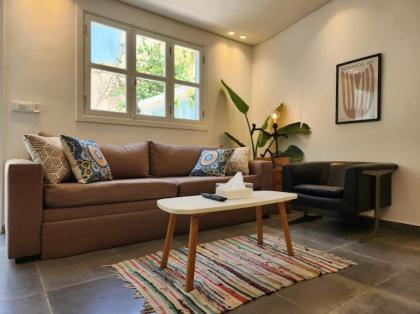 Railway House 2BR Apt w front yard 