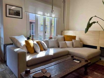 Designer 1BR apt in Gemmayze - image 2