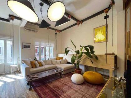 Designer 1BR apt in Gemmayze - image 3