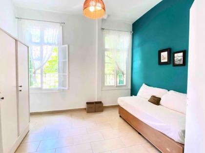 3BR on MM stairs with a quiet terrace - image 11