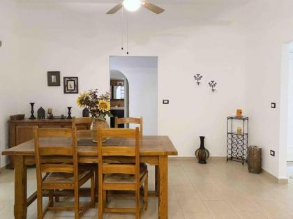 3BR on MM stairs with a quiet terrace - image 3