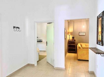 3BR on MM stairs with a quiet terrace - image 4