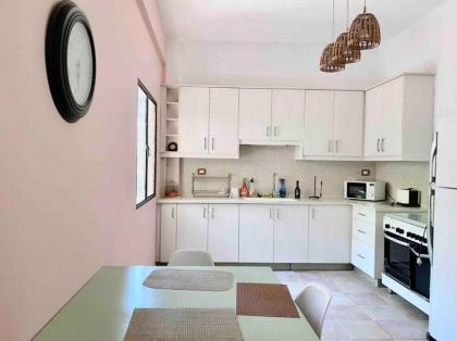3BR on MM stairs with a quiet terrace - image 5