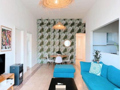 Bright Loft 4BR MarMikhael - image 3