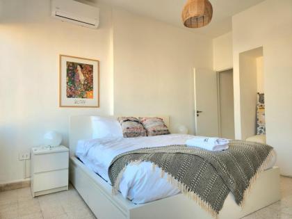 Sunny Eclectic 3BR house in Gemmayze - image 11