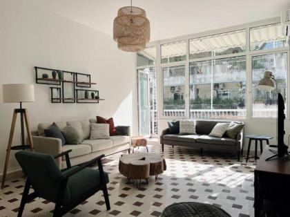 Sunny Eclectic 3BR house in Gemmayze - image 2