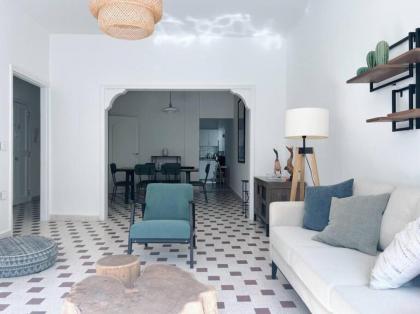 Sunny Eclectic 3BR house in Gemmayze - image 5